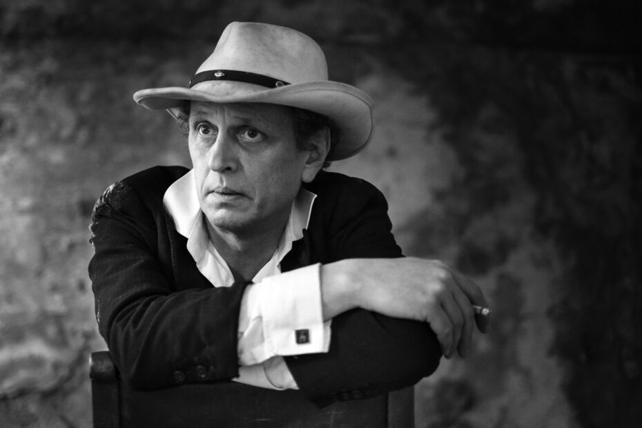 Portraitfoto vom finnischen Folk Noir Sänger Martti Mäkkelä